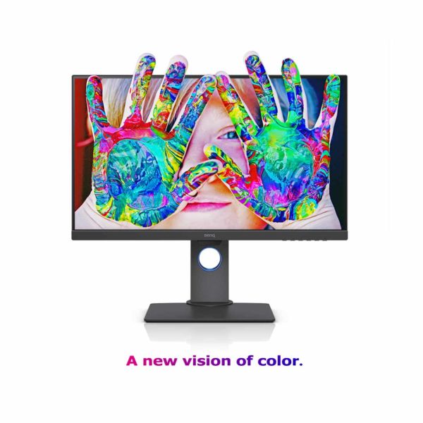 Le mani colorate di un bambino escono letteralmente dal monitor.